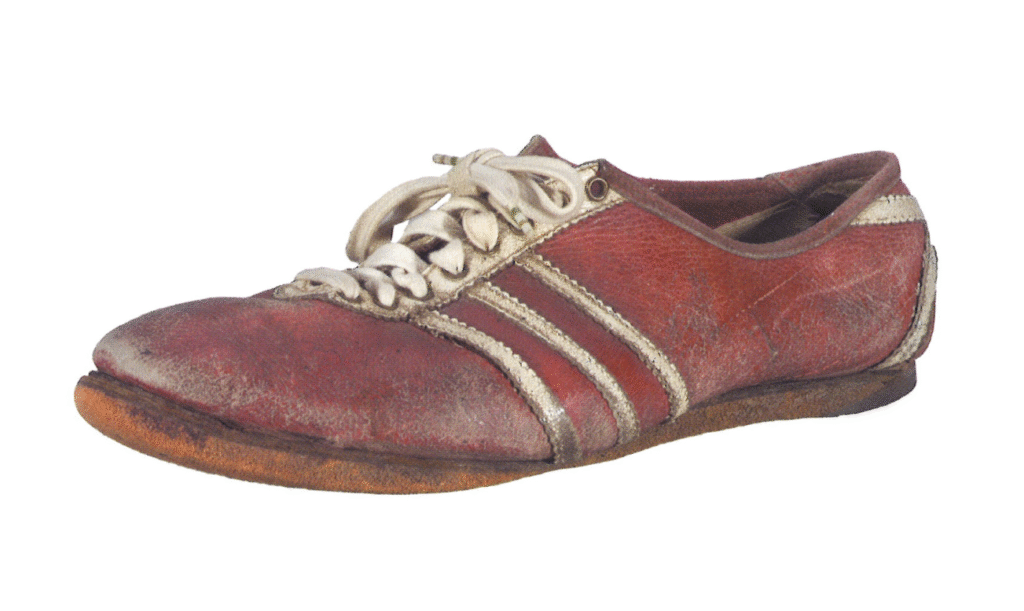 Zapatilla de cuero usada por Emil Zátopek en los Juegos Olímpicos de Helsinki 1952